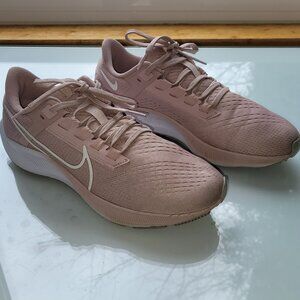 Women's Nike Air Zoom Pegasus 38 Trainers in Barely Rose Size US 9